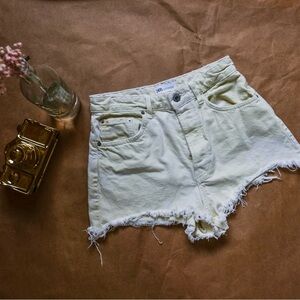 ✨ZARA Light Yellow High-Waisted Denim Shorts – Size M